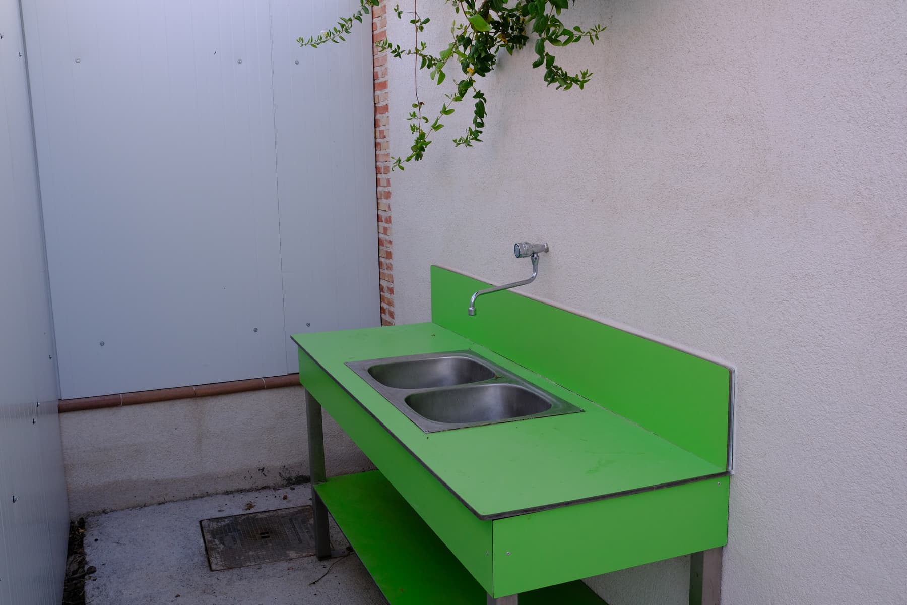 Service and washing-up area